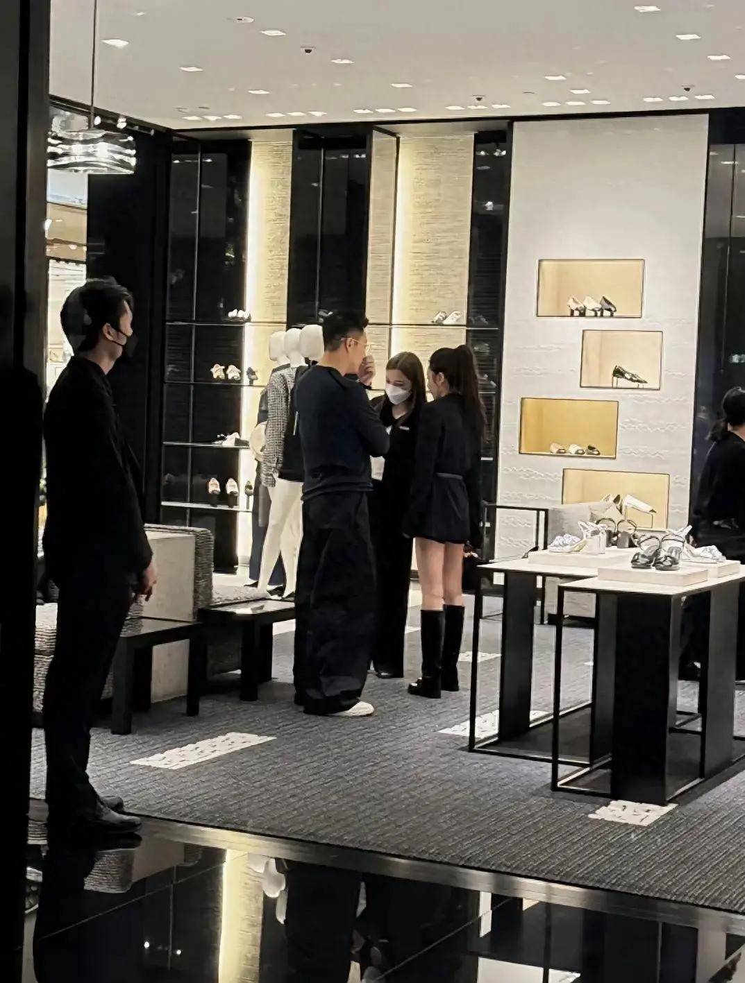 物 为马筱梅挑选鞋子 网友:筱梅好瘦OG真人平台汪小菲夫妇香港K11购(图3) 物 为马筱梅挑选鞋子 网友:筱梅好瘦OG真人平台汪小菲夫妇香港K11购(图3)