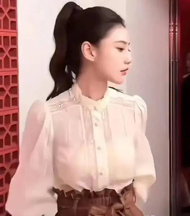 物 为马筱梅挑选鞋子 网友:筱梅好瘦OG真人平台汪小菲夫妇香港K11购(图4) 物 为马筱梅挑选鞋子 网友:筱梅好瘦OG真人平台汪小菲夫妇香港K11购(图4)