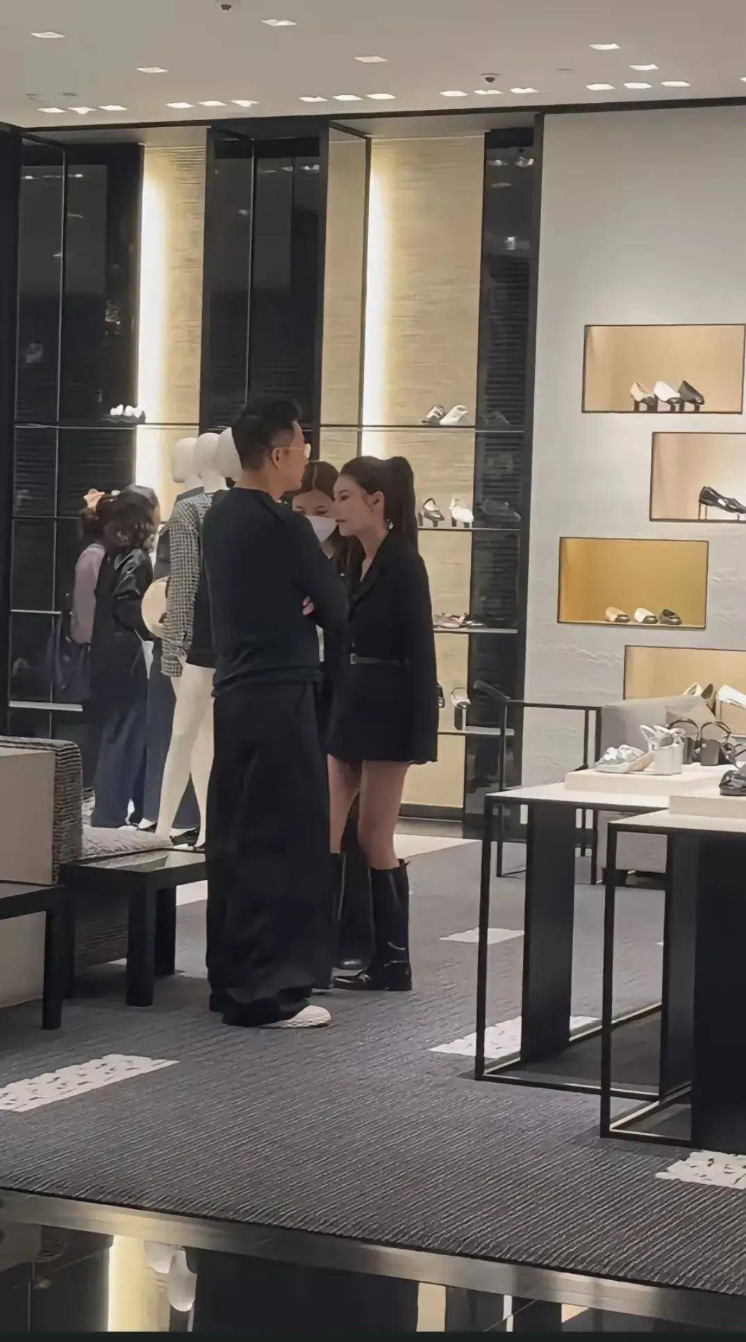 物 为马筱梅挑选鞋子 网友:筱梅好瘦OG真人平台汪小菲夫妇香港K11购(图5) 物 为马筱梅挑选鞋子 网友:筱梅好瘦OG真人平台汪小菲夫妇香港K11购(图5)