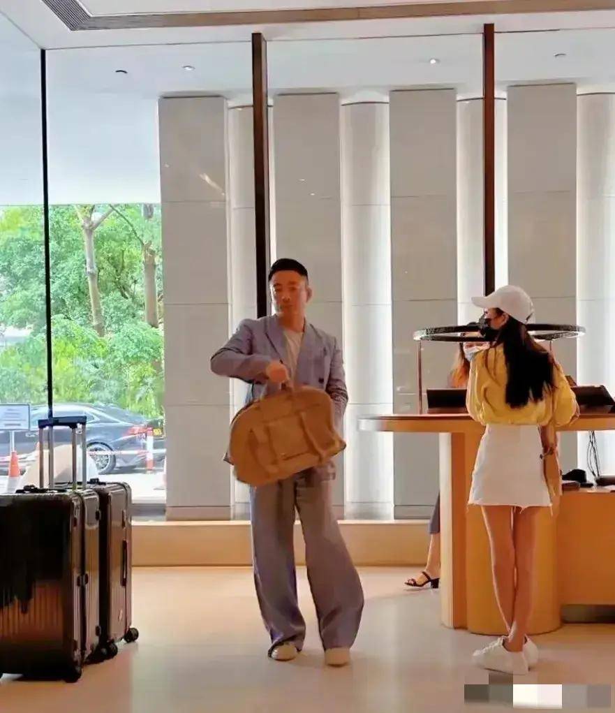 物 为马筱梅挑选鞋子 网友:筱梅好瘦OG真人平台汪小菲夫妇香港K11购(图8) 物 为马筱梅挑选鞋子 网友:筱梅好瘦OG真人平台汪小菲夫妇香港K11购(图8)