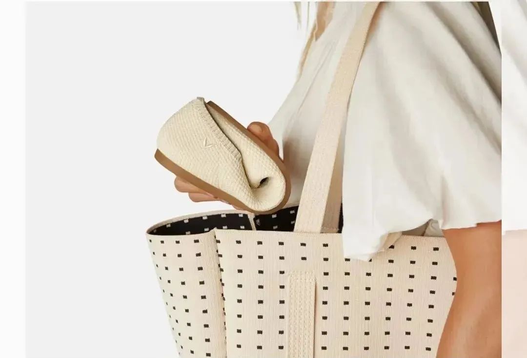 海外狂卖20亿国内却没几个人知道OG真人游戏6个塑料瓶做一双鞋(图4) 海外狂卖20亿国内却没几个人知道OG真人游戏6个塑料瓶做一双鞋(图4)