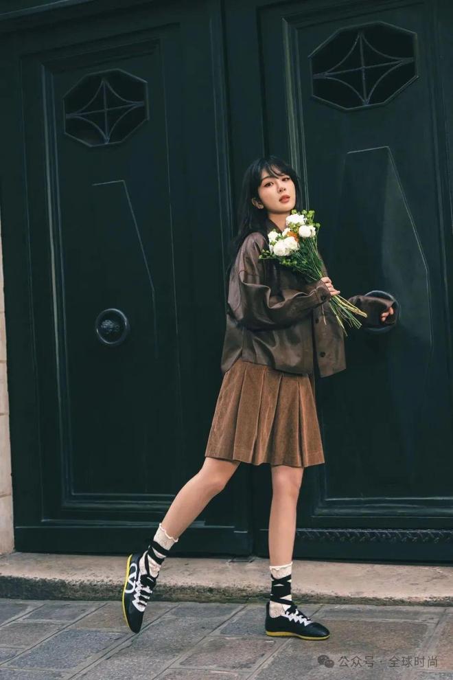 然又又又火了这样搭精致又时髦!OG真人【芭蕾运动鞋】今年突(图2) 然又又又火了这样搭精致又时髦!OG真人【芭蕾运动鞋】今年突(图2)