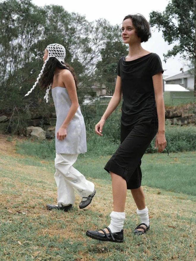 然又又又火了这样搭精致又时髦!OG真人【芭蕾运动鞋】今年突(图1) 然又又又火了这样搭精致又时髦!OG真人【芭蕾运动鞋】今年突(图1)